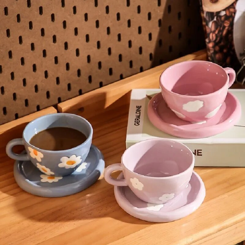 Творческа керамична чаша Японска реколта Ръчно рисувана лилава чаша с малко цвете с чинийка Ръчно прищипана неправилна чаша за кафе