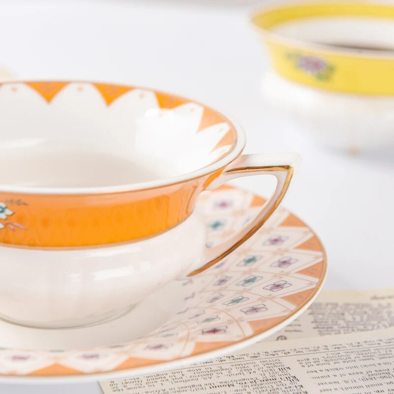 Britanski cvjetni tanjurići za šalicu kave, koštano porcelan, pastoralni poslijepodnevni čaj, tanjurić za šalicu crnog čaja