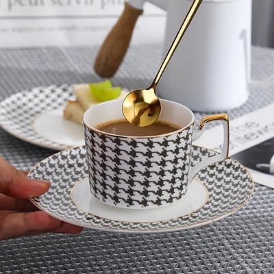 Nordic Retro Aranyozott Edge Bone China kávéscsésze háztartási kockás kerámia bögre Kiváló minőségű porcelán délutáni teáscsésze irodai ajándék