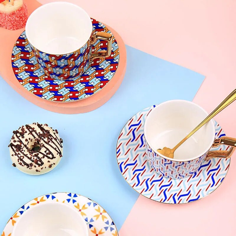 Šiaurės marokietiškas porcelianinis kavos puodelio ir lėkštutės rinkinys su auksine rankena prabangus keramikinis poros puodelis popietės arbatos puodelis 250 ml