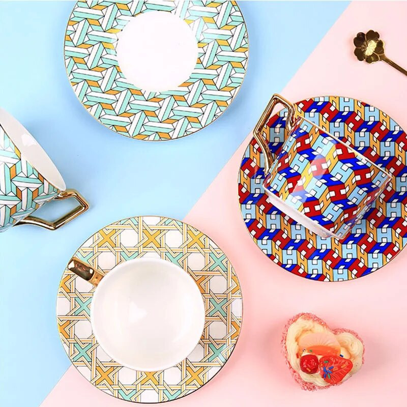 Šiaurės marokietiškas porcelianinis kavos puodelio ir lėkštutės rinkinys su auksine rankena prabangus keramikinis poros puodelis popietės arbatos puodelis 250 ml