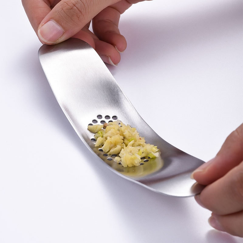 Zakrivljena preša za češnjak od nehrđajućeg čelika Ručna drobilica za gnječenje đumbira Višenamjenska sjeckalica Kuhinjski dodaci za voće i povrće