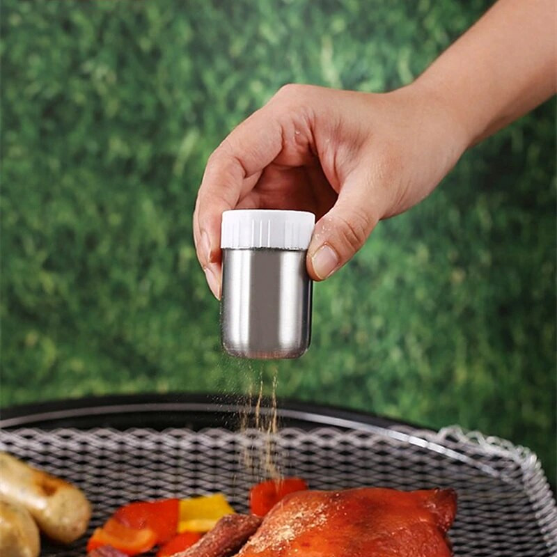 Nerūdijančio plieno 5 skylučių druskos plaktuvas Nešiojamas mažas prieskonių buteliukas su dangteliu nuo dulkių Mažo pipirų buteliuko pagardų indelio virtuvės įrankis