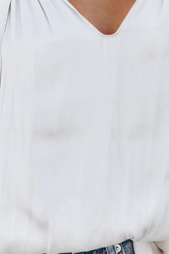 Сатенена блуза с бяла вратовръзка с v-образно деколте и плисирани ръкави