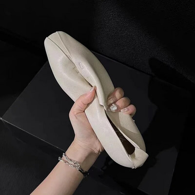 Ravne pojedinačne cipele za žene Jesen 2023. Jednostavne četvrtaste glave, mekana koža, mekani potplati s malim kožnim cipelama, mokasinke