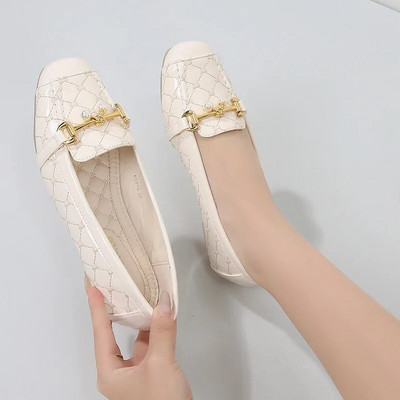 2024. aasta uus luksuslik naine, elegantne kandilise varbaga vabaaja pehmest nahast mugavad põrandakatted Kawaii paljajalu metallist naiste pärliga kingad