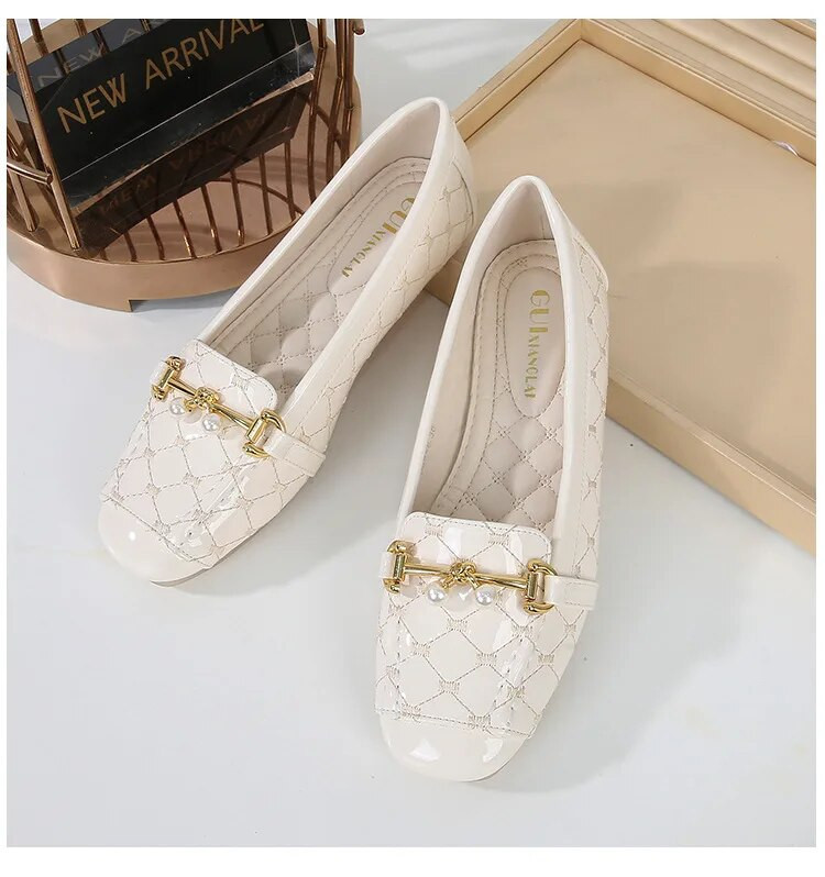 2024. aasta uus luksuslik naine, elegantne kandilise varbaga vabaaja pehmest nahast mugavad põrandakatted Kawaii paljajalu metallist naiste pärliga kingad