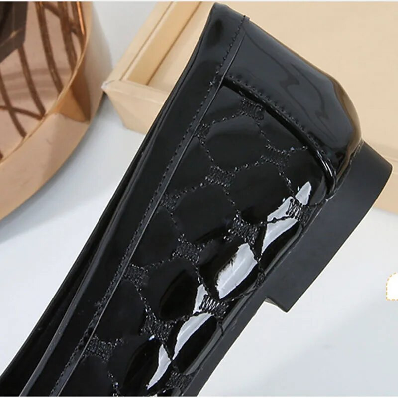 2024. aasta uus luksuslik naine, elegantne kandilise varbaga vabaaja pehmest nahast mugavad põrandakatted Kawaii paljajalu metallist naiste pärliga kingad