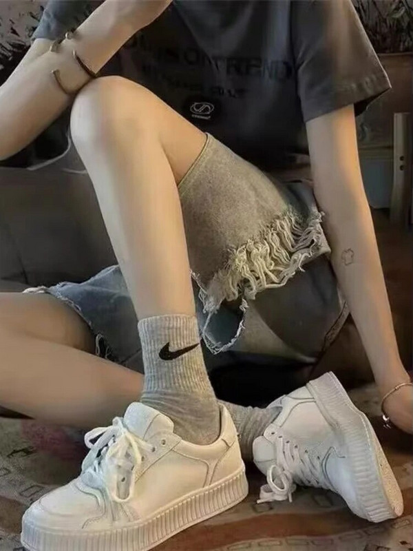 Široke kratke hlače Ženska odjeća s rupama, moderno šik, do koljena, ljetne široke, korejski stil, trendi džepovi, dizajn, studenti, meke