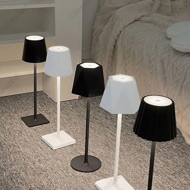 Clarted Modern Minimalist stalinis šviestuvas USB belaidžio įkrovimo LED metalinės stalinės lempos miegamajam Touch Creative Bedside Night Light