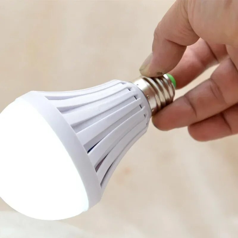 Punjiva LED žarulja za hitne slučajeve 9/12w žarulja Vodeni prijenosni reflektori Pametna punjiva žarulja za hitne slučajeve
