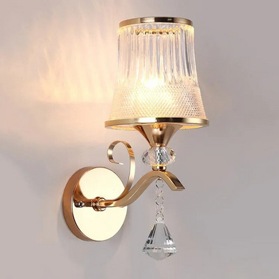 Moderna jednostavna europska spavaća soba uz noćnu jednu zidnu lampu, dnevni boravak. Prolaz. Hotelska inženjerska praktična zidna svjetiljka