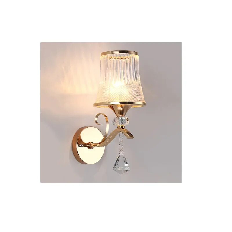 Moderna jednostavna europska spavaća soba uz noćnu jednu zidnu lampu, dnevni boravak. Prolaz. Hotelska inženjerska praktična zidna svjetiljka