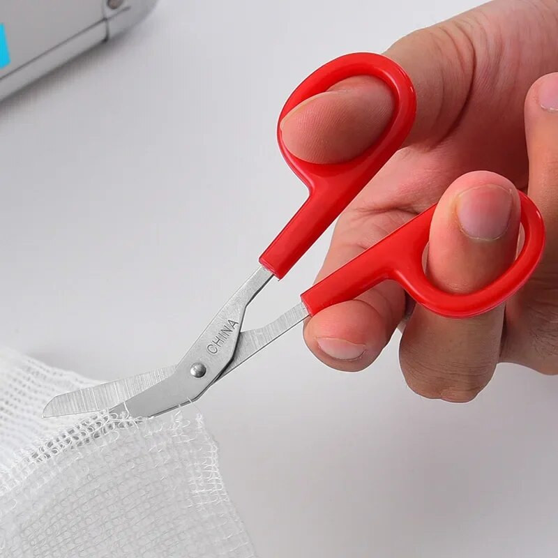 1 vnt. daugiafunkcinės alkūnės marlės žirklės, nerūdijančio plieno, buitinės priežiūros tvarsčių žirklės, pirmosios pagalbos rinkinio priedai