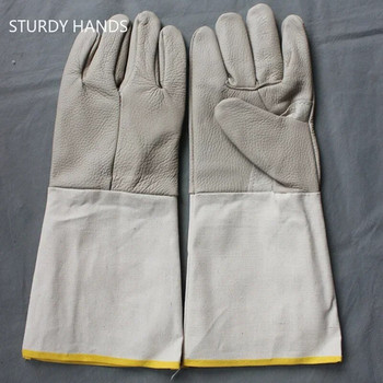 Един чифт удължаващи огнеупорни топлоустойчиви ръкавици от телешка кожа Работни ръкавици за заваряване Защитни ръкавици за заварчици срещу изгаряне