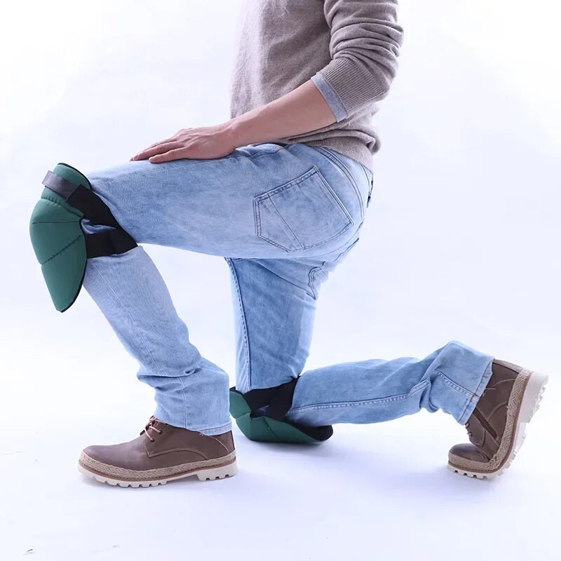 Grindų ir stogo dangų kelių pagalvėlės su putplasčiu paminkštinimu ir neslystančia oda, tvirtais dvigubais dirželiais ir reguliuojamais lengvai pritvirtinamomis spaustukais