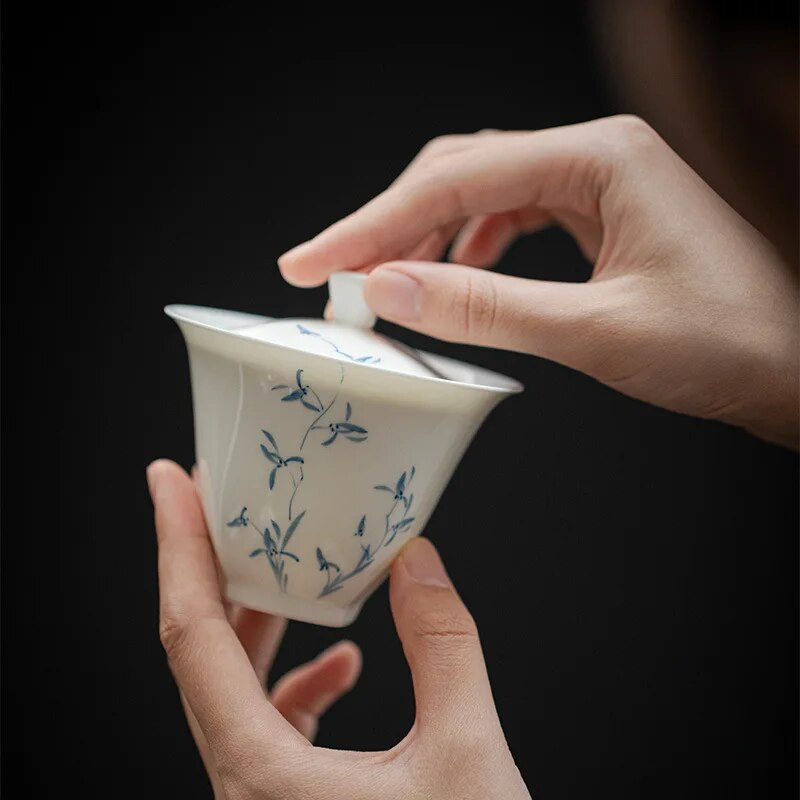 Porcelán kézzel festett orchidea Gaiwan fedőtál fehér és kék kerámia teafőző tál kínai stílusú egyszerű teáscsésze