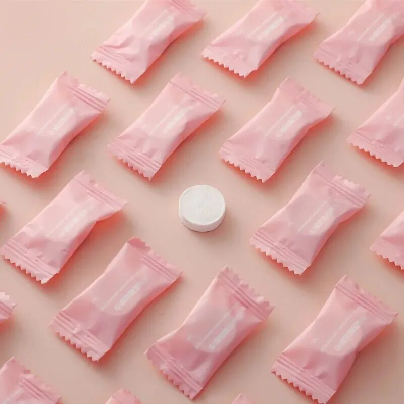 50 vnt. suspausti rankšluosčiai keliauja suspaustame maišelyje, tinka jautriai odai Medvilninio valymo rankšluosčio vienkartinė veido pakuotė