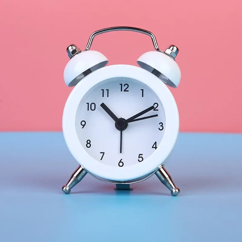Сладък мини метален кръгъл будилник Настолна маса Електронен цифров часовник Спалня Всекидневна Будилник Творческа декорация на дома