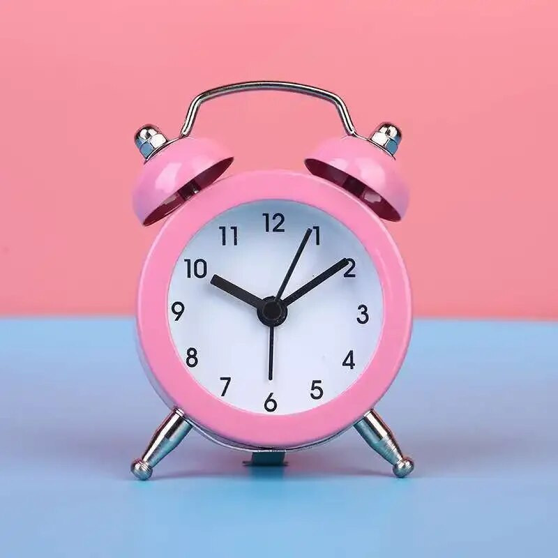 Сладък мини метален кръгъл будилник Настолна маса Електронен цифров часовник Спалня Всекидневна Будилник Творческа декорация на дома