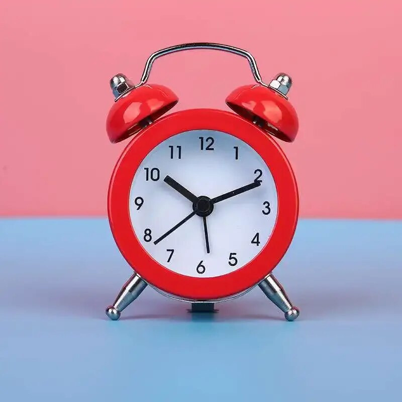 Сладък мини метален кръгъл будилник Настолна маса Електронен цифров часовник Спалня Всекидневна Будилник Творческа декорация на дома