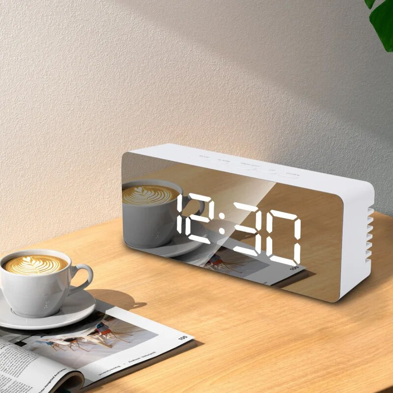 LED огледало Настолен часовник Цифрова аларма Snooze Display Time Нощна светлина Настолен USB будилник Декорация на дома за спалня Офис