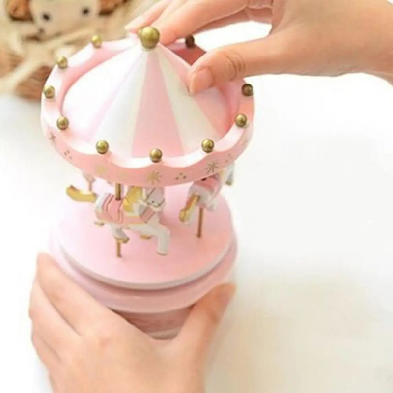 Нова украса за торта Въртележка Коледна музикална кутия Музикална кутия Изпратете подаръци за рожден ден на момичета Творчески декорации за печене Музикална кутия