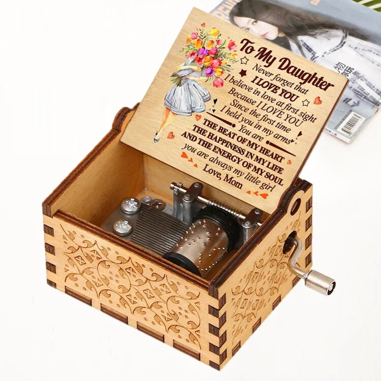 Музикална кутия LOVE MOM DAD To Wife Sin Дъщеря Дървена ръка Коледа Рожден Ден Подарък за Свети Валентин Гравирани Loves 6.4x5.2x4.2cm