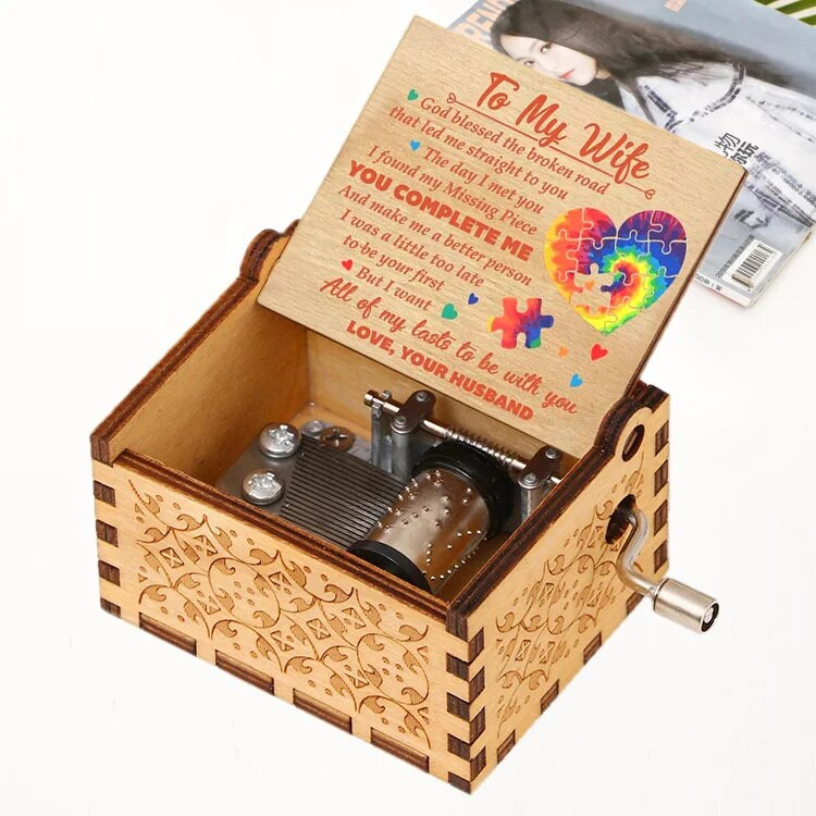 Музикална кутия LOVE MOM DAD To Wife Sin Дъщеря Дървена ръка Коледа Рожден Ден Подарък за Свети Валентин Гравирани Loves 6.4x5.2x4.2cm