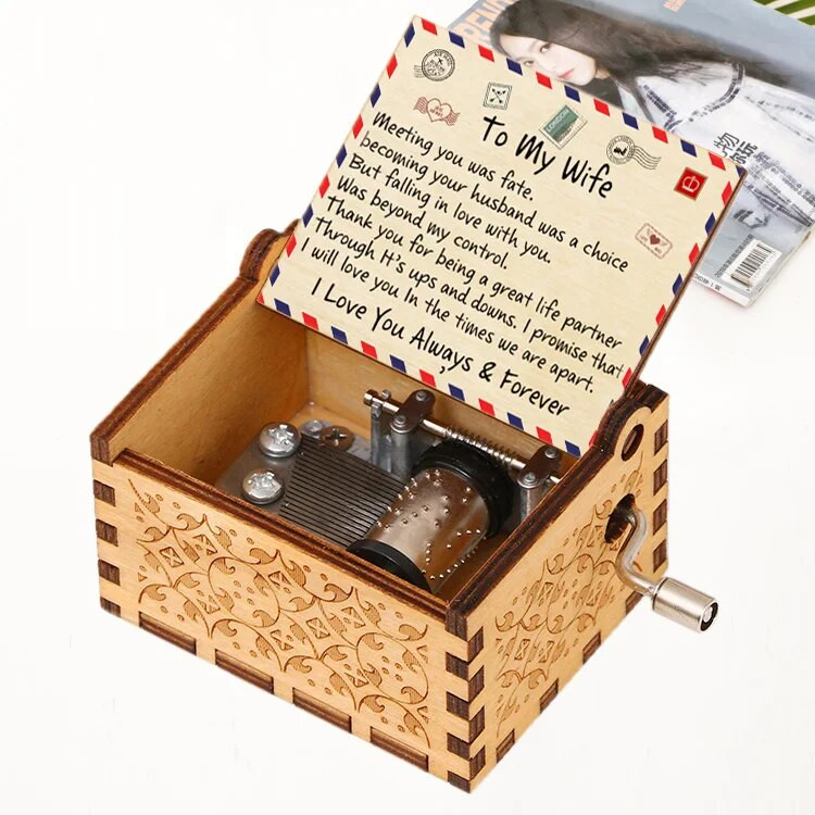 Музикална кутия LOVE MOM DAD To Wife Sin Дъщеря Дървена ръка Коледа Рожден Ден Подарък за Свети Валентин Гравирани Loves 6.4x5.2x4.2cm