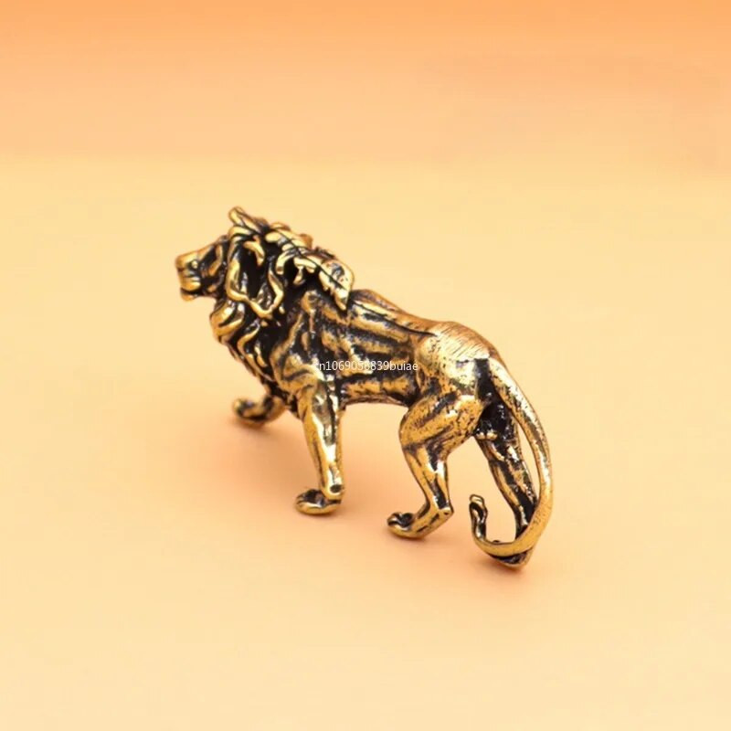 Mini Oroszlán öntés Állat Figura Retro Stílusú Fém Szobor Otthon Irodai Szoba Asztali Dekoráció Gyűjts Díszeket Ajándék 3D
