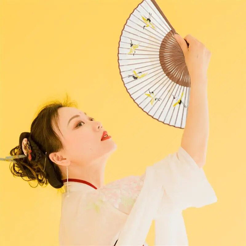 Legyezős összecsukható kézi legyezők Összecsukható kínai fal nagyméretű kézi dekoratív japánselyem Vintage dekoratív virágos esküvői kis kézműves