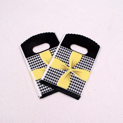 50 db/tétel Multi Designs Kis műanyag zacskó 9x15cm Boutique Ajándéktáska Fogantyúval Szép Charms Fülbevaló Ékszer Csomagoló Táskák