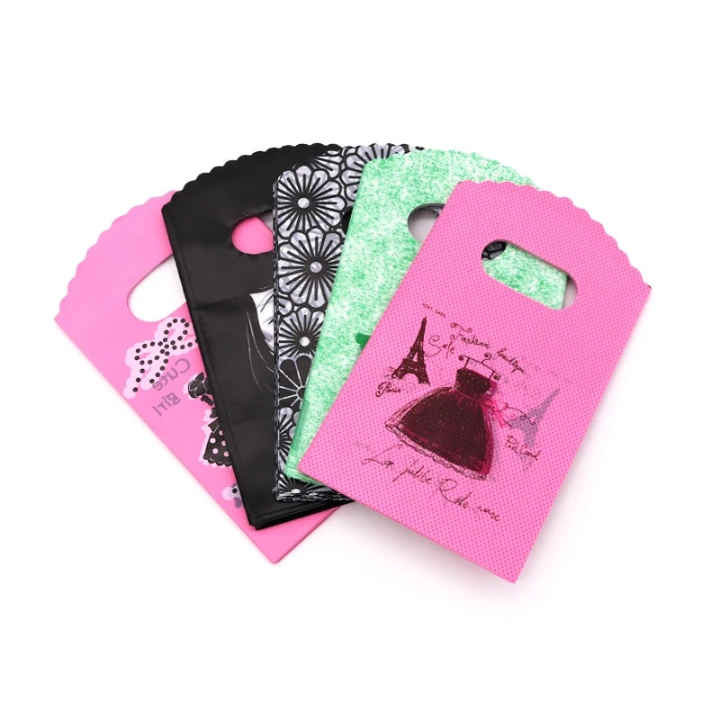 50 db/tétel Multi Designs Kis műanyag zacskó 9x15cm Boutique Ajándéktáska Fogantyúval Szép Charms Fülbevaló Ékszer Csomagoló Táskák