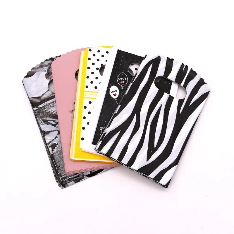 50 db/tétel Multi Designs Kis műanyag zacskó 9x15cm Boutique Ajándéktáska Fogantyúval Szép Charms Fülbevaló Ékszer Csomagoló Táskák