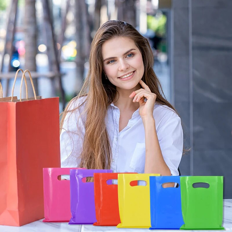 10/20 db egyszínű ajándéktasakok Hordozható táska Cukortáska ékszerek Műanyag csomagolótáska fogantyúval Születésnapi esküvői parti kellék