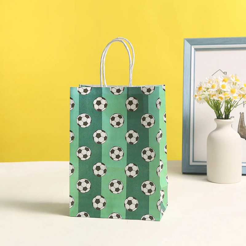 Futbolo dovanų maišeliai saldumynų maišeliai Plastikiniai sausainių maišeliai svečiams gimtadienio dovanoms. Futbolo teminių vakarėlių krepšelis su susuktais kaklaraiščiais
