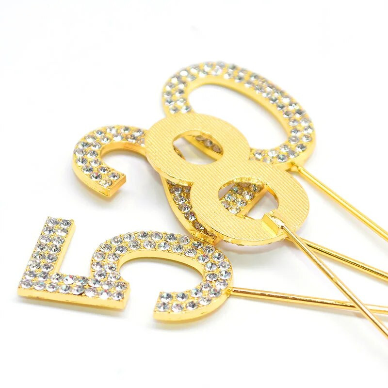 1 vnt. aukso sidabro deimantais nusagstytas 0–9 numerio torto dangtelis, skirtas gimtadienio vakarėliui papuošti Vestuvių tortų papuošimus.