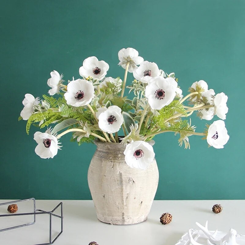 INDIGO - umelý kvet na dekoráciu do domácnosti, biela sasanka, sedmokráska, svadba, kvetinová výzdoba, párty dekorácia, 42 cm