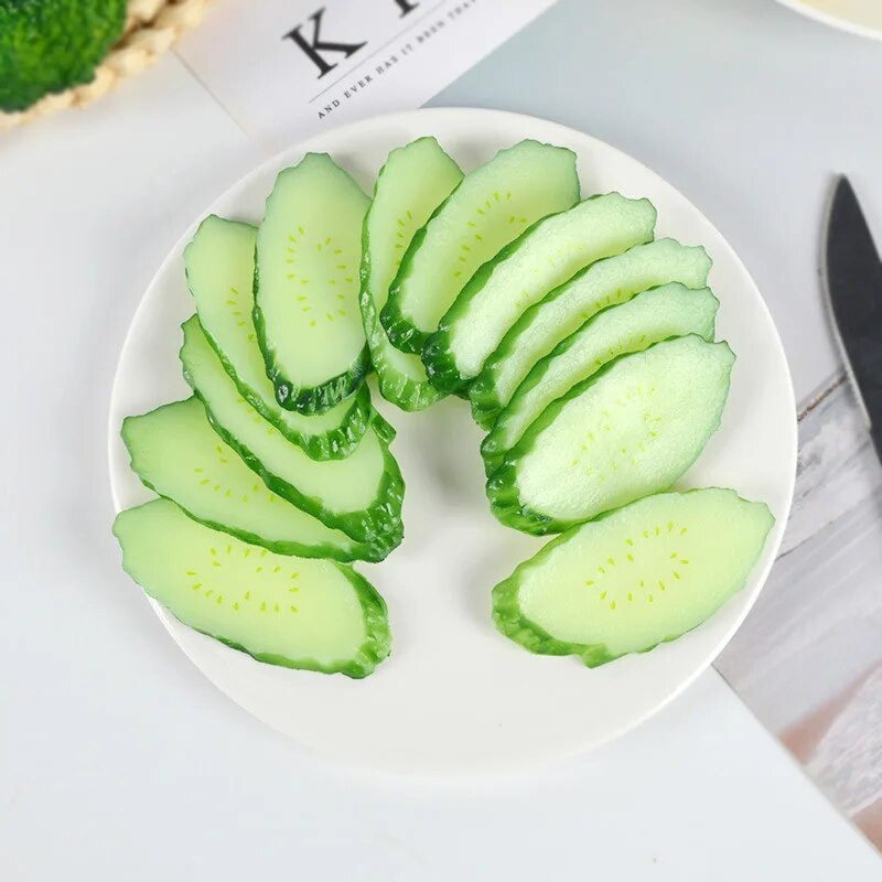 Imitacija agurkų netikrų daržovių vaisių dirbtinių agurkų griežinėlių namų dekoravimas virtuvės fotografija rekvizitas netikras maistas