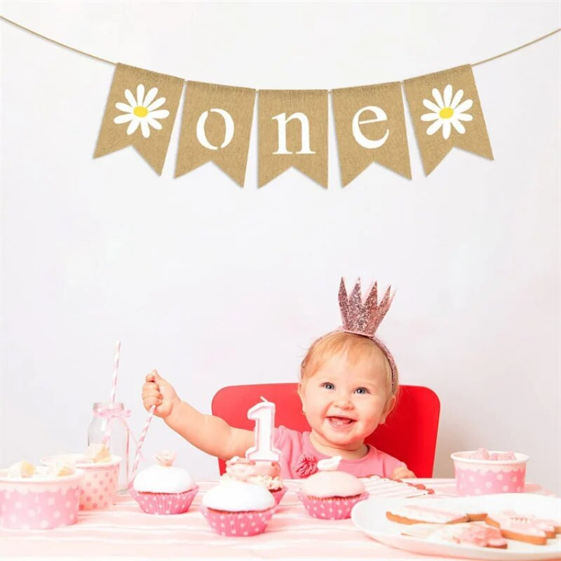 1 ks jutový sedmokráska girlanda na prvé narodeniny dievčatka s bielym kvetom, detská stolička, banner na 1. párty, vlajka z pytloviny, dekorácia