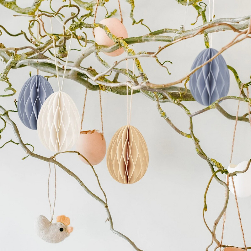 Veľkonočná párty oslava 2024, veselé veľkonočné vajíčka s včelími plástmi, dekorácia z hrubého papiera, závesné prívesky s včelími plástmi