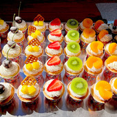 Realističan model torte s malom šalicom, simulacija voćne torte s malom šalicom, simulacija ukrasa za tortu, PU lažni ukrasni rekvizit za tortu