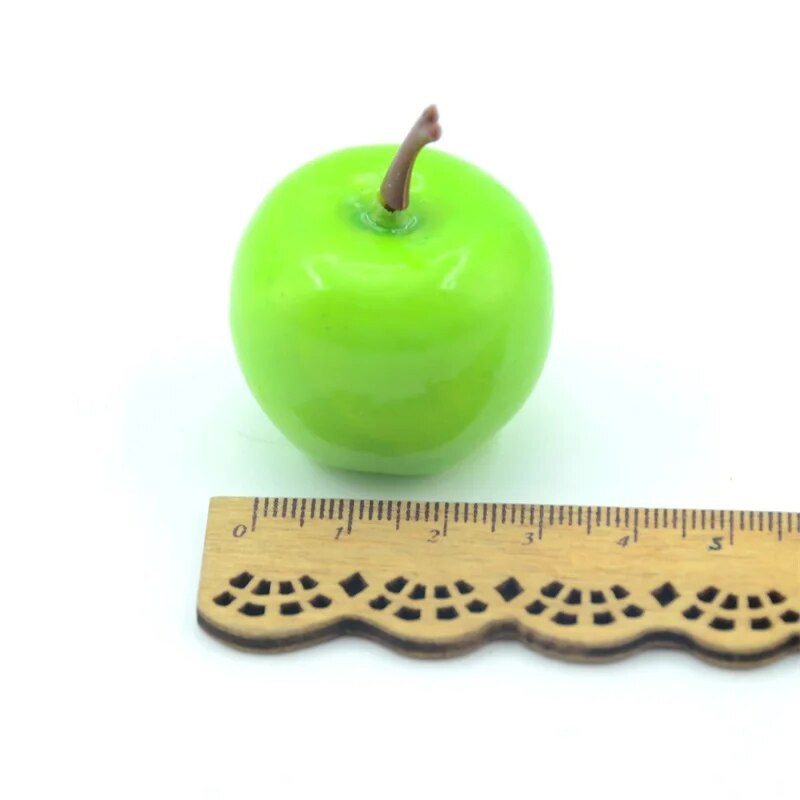 10 dirbtinių putplasčio mažų uogų žaliųjų obuolių ir raudonųjų obuolių šeimos modeliavimo vestuvinės virtuvės, papuoštos daržovėmis