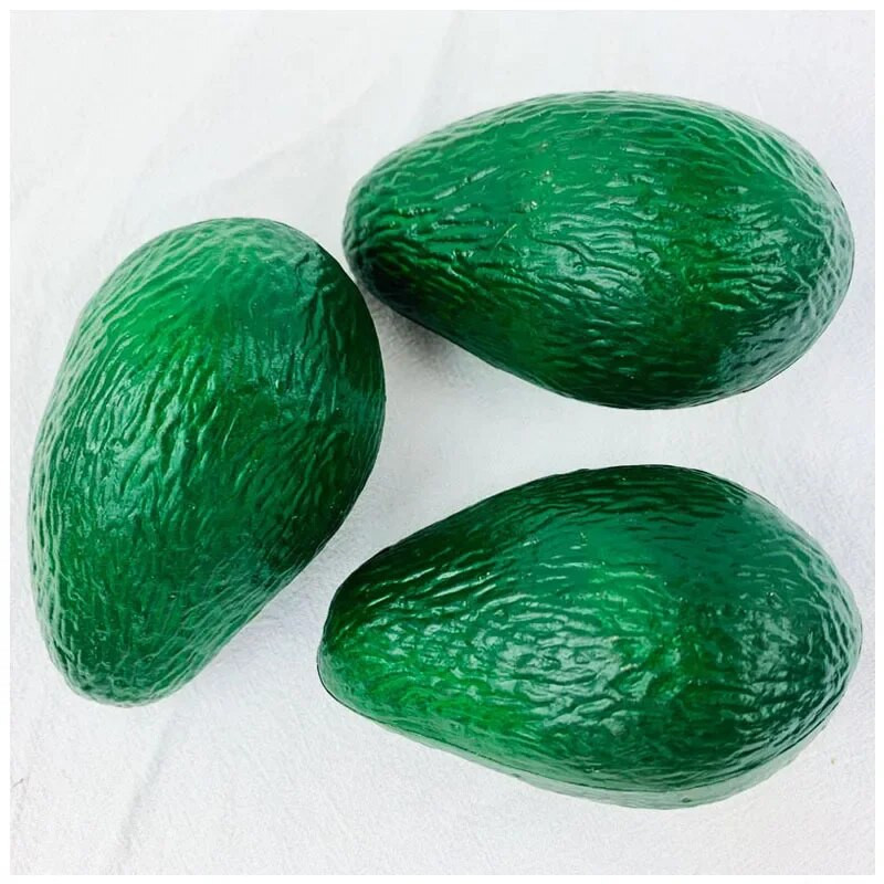 Simulácia avokáda, model umelého ovocia, falošné avokádo, stolové ozdoby, výklad, foto kvapky, bytová dekorácia.