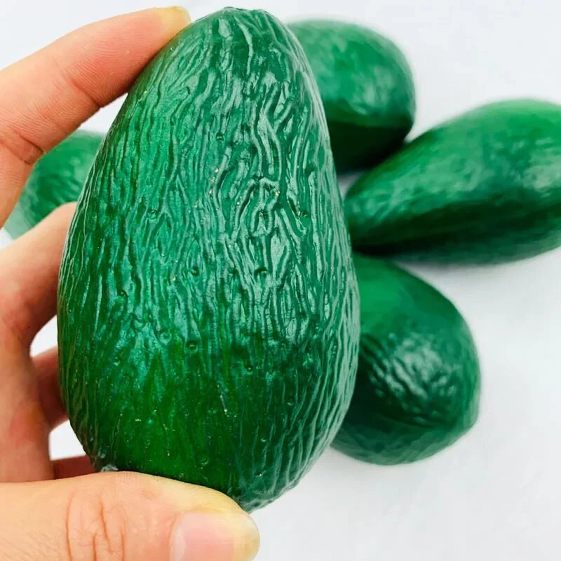 Simulácia avokáda, model umelého ovocia, falošné avokádo, stolové ozdoby, výklad, foto kvapky, bytová dekorácia.