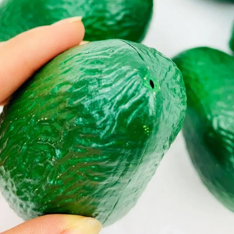 Simulácia avokáda, model umelého ovocia, falošné avokádo, stolové ozdoby, výklad, foto kvapky, bytová dekorácia.