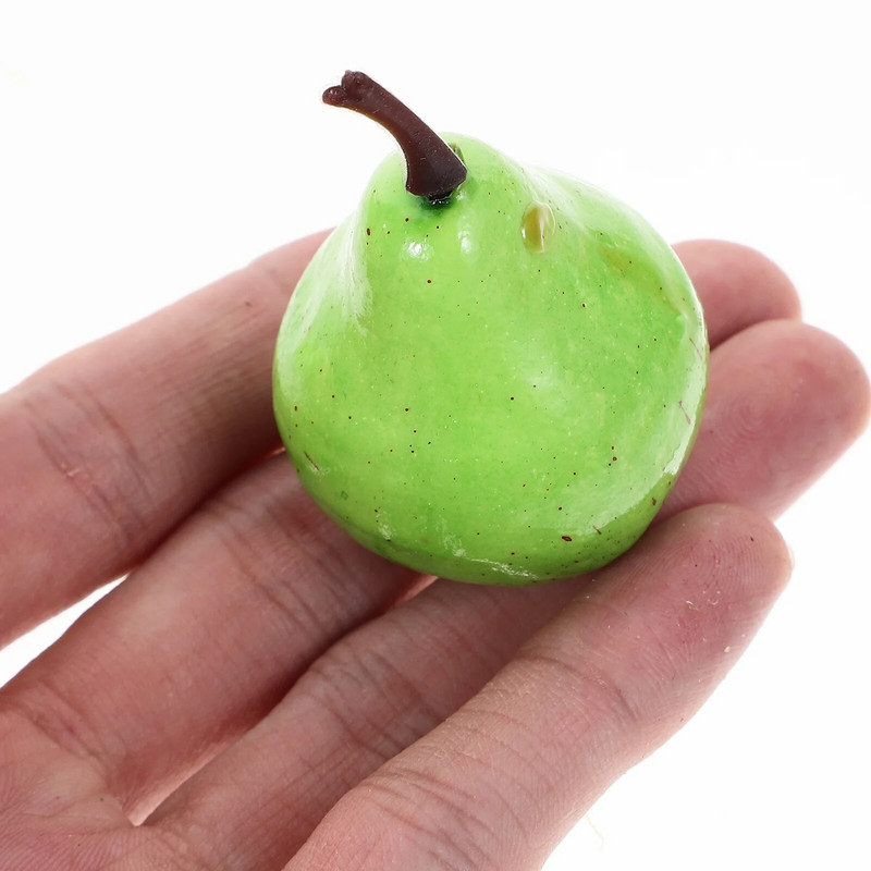 Imituotas vaisių ir daržovių modelio dekoratyvinių rekvizitų išdėstymas scenos darbalaukio putplasčio kriaušių fotografija