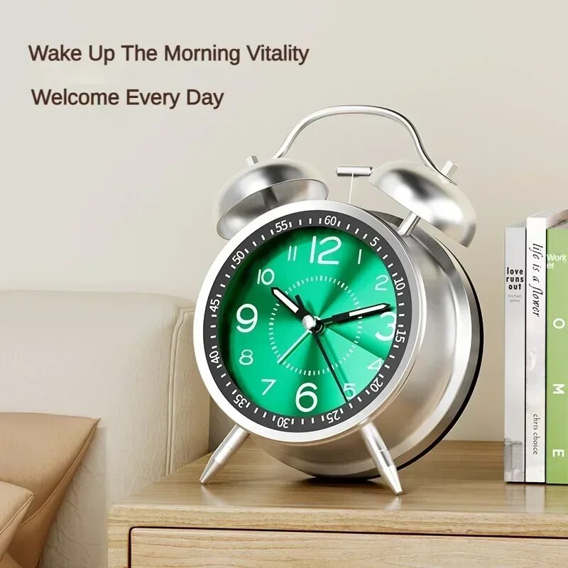 Hangos ébresztőóra erősen alvóknak, felnőtteknek Retro 4,5 hüvelykes csendes kvarc éjszakai fénnyel, ikercsengős analóg gyerek ébresztőórákkal