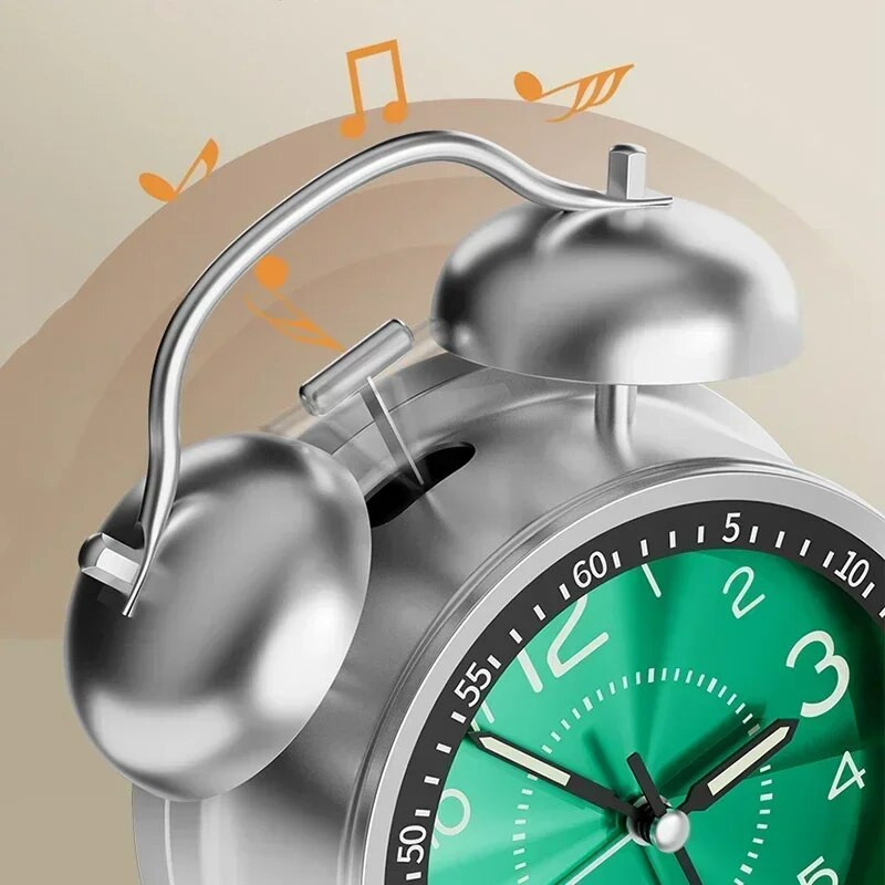 Hangos ébresztőóra erősen alvóknak, felnőtteknek Retro 4,5 hüvelykes csendes kvarc éjszakai fénnyel, ikercsengős analóg gyerek ébresztőórákkal